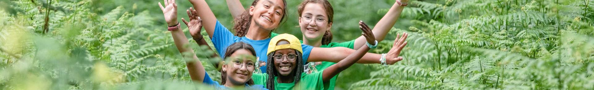 groupe d'enfants dans les bois